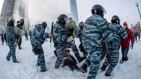 V Rusku po protestoch pozatýkali stovky ľudí, Navaľného tím avizuje ďalšie zhromaždenia