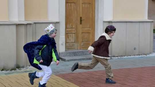 Slováci žijú v preplnených domácnostiach, žiť s rodičmi zostáva viac mužov