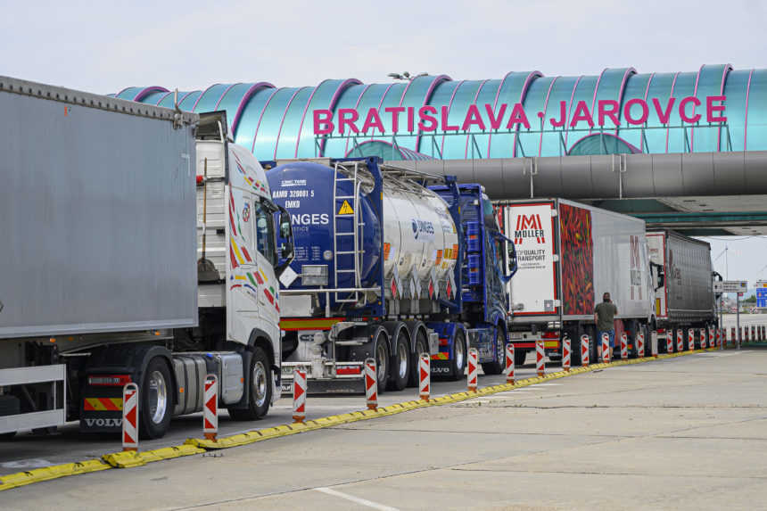 Rakúsko sprísňuje režim na hraniciach, zvažuje zmeny pre pendlerov