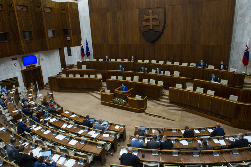 Poslanci sa proti ochoreniu COVID-19 plošne očkovať nebudú