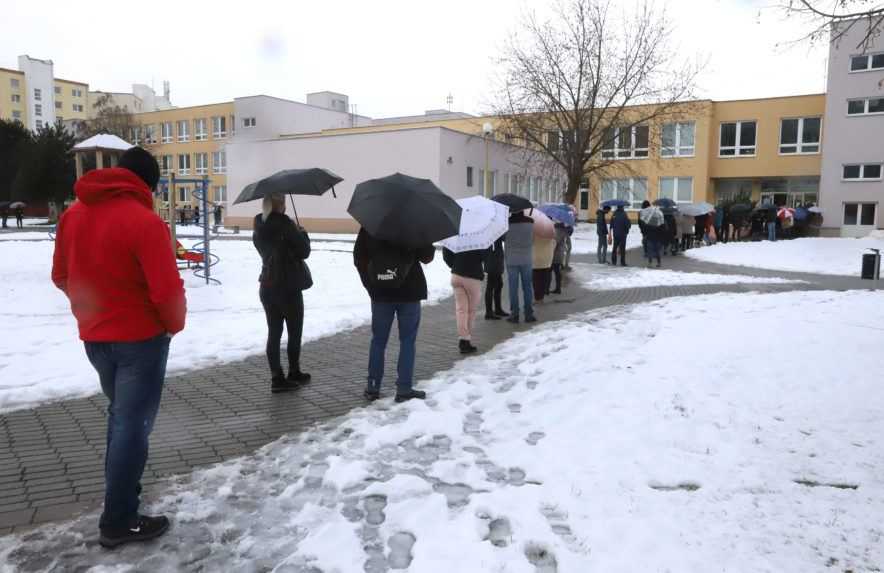 V takzvaných červených okresoch pokračuje testovanie