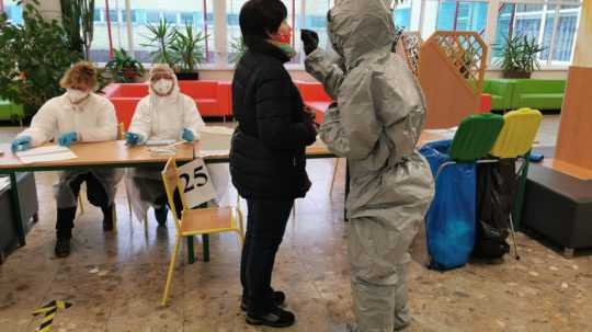 Pri testovaní v regiónoch na severe Slovenska pomáhajú poľskí zdravotníci