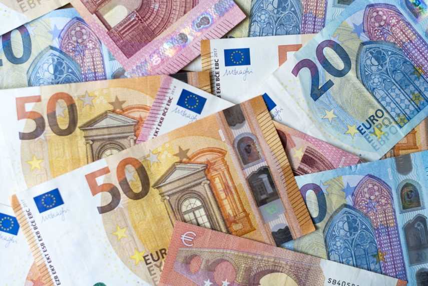 Väčšina bánk zatiaľ nezvyšuje poplatky, jedna ich dokonca znížila