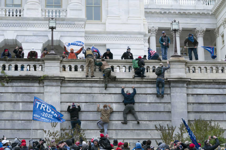 Americká prokuratúra obvinila bývalého lídra pravicových radikálov, ide o útok na Kapitol