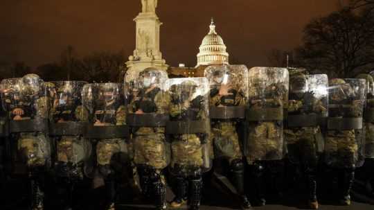 Pri útoku na sídlo amerického kongresu zomreli štyria ľudia, polícia zadržala desiatky osôb