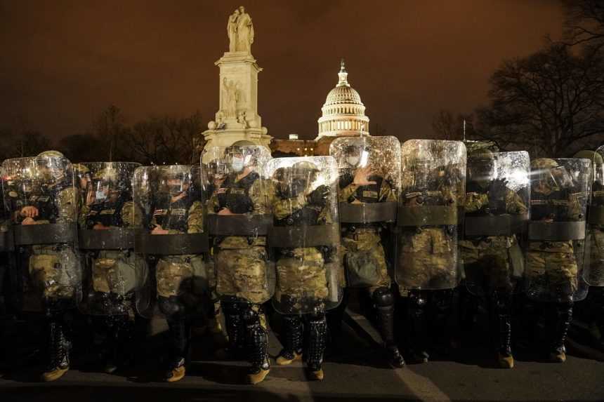 Pri útoku na sídlo amerického kongresu zomreli štyria ľudia, polícia zadržala desiatky osôb