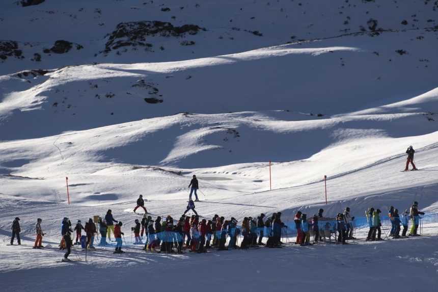 Vo švajčiarskom St. Moritz sú v karanténe dva hotely, lyžiarske školy sú zatvorené