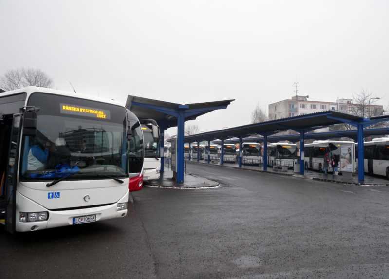 Autobusári prímestských liniek žiadajú prednostné očkovanie