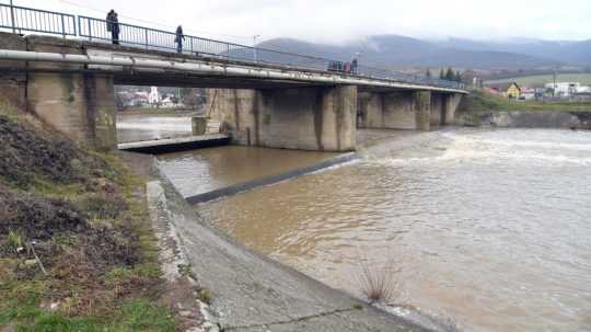 Dolnému Zemplínu hrozí prívalová vlna, poškodili hrádzu na Laborci