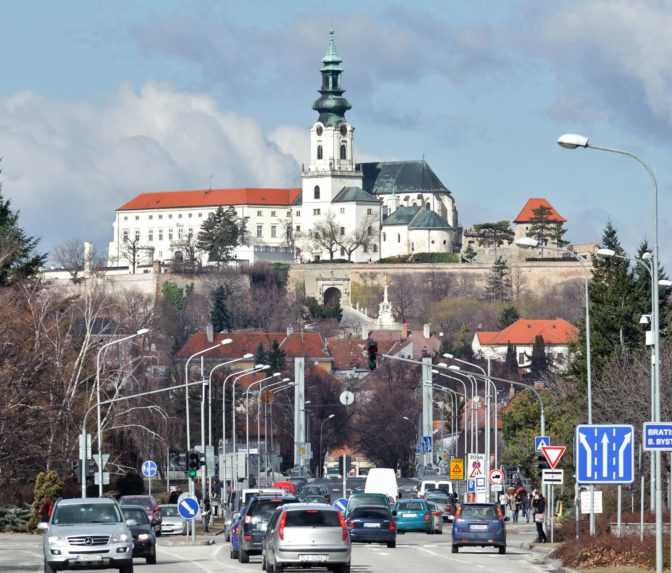 V Nitrianskom okrese sa od pondelka sprísňuje zákaz vychádzania