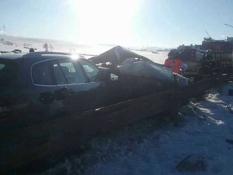 Pri zrážke dvoch áut na Liptove zomrela jedna osoba, štyri sa zranili