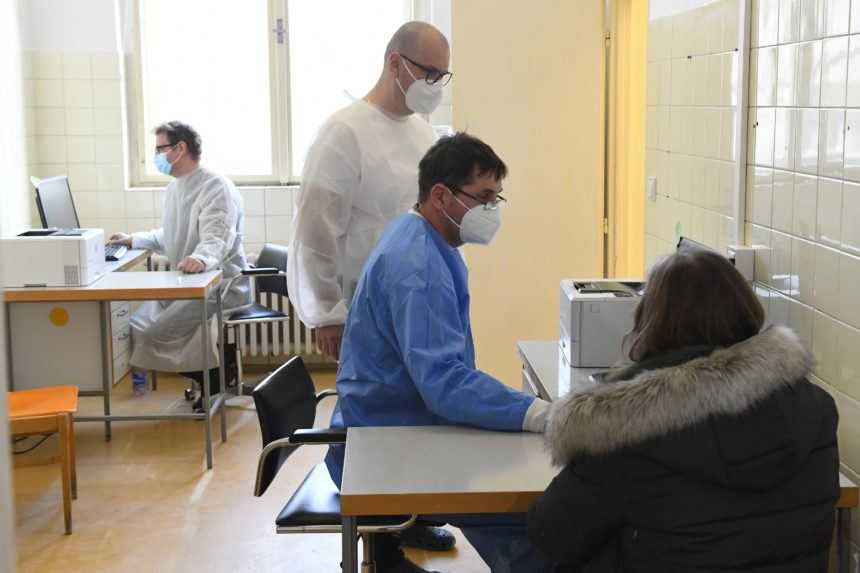 Chirurg cez pandémiu pracuje na stavbe. Zahraničným zdravotníkom na Slovensku bráni pomáhať byrokracia