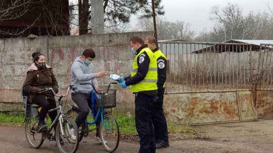 Sprísnené kontroly pokračujú, policajti odhalili stovky porušení nariadení