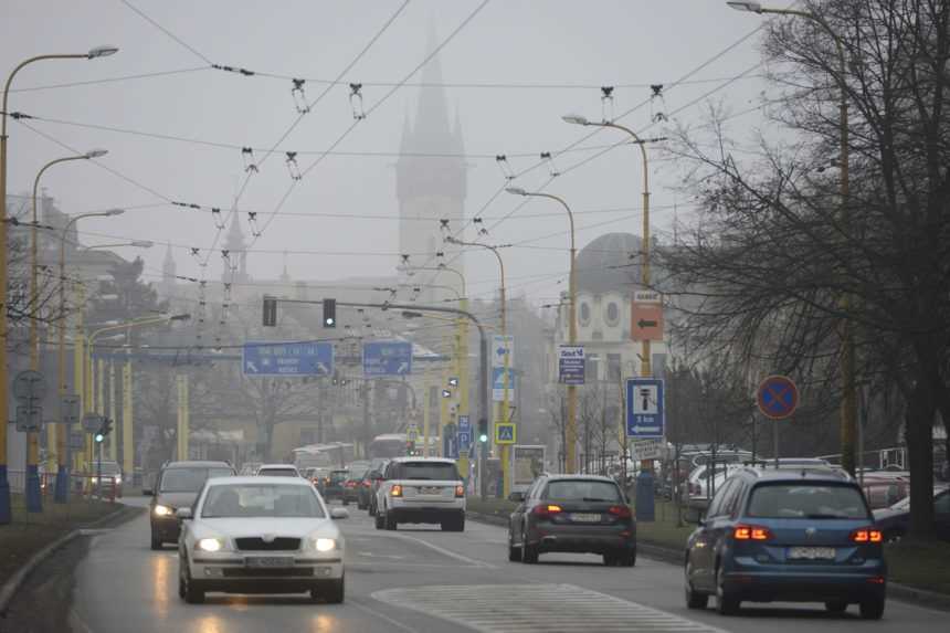 SHMÚ upozorňuje na smogovú situáciu, radí obmedziť pohyb vonku