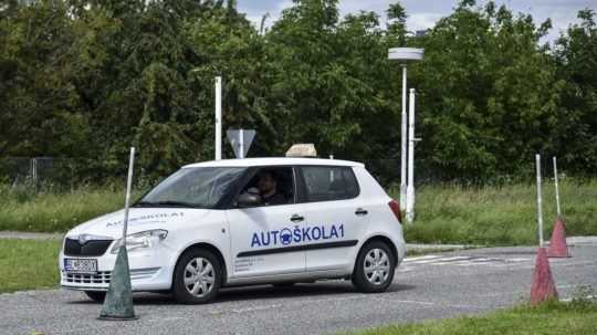 Autoškoly a autobusoví dopravcovia môžu žiadať o pomoc už len do konca augusta