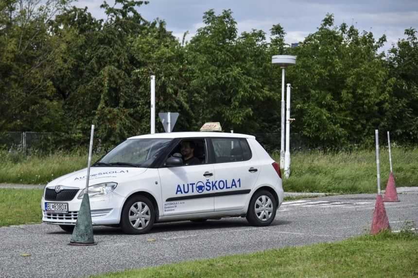 Autoškoly a autobusoví dopravcovia môžu žiadať o pomoc už len do konca augusta