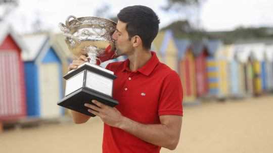 Djokovič jasným lídrom rebríčka ATP, rekord Federera čoskoro padne