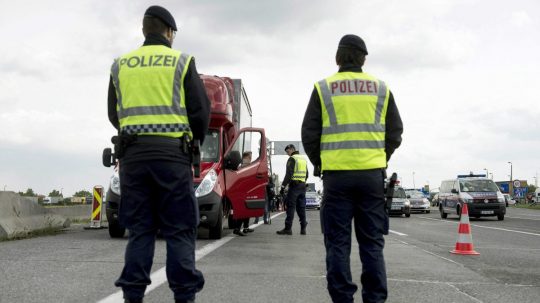 Rakúski pohraniční policajti.