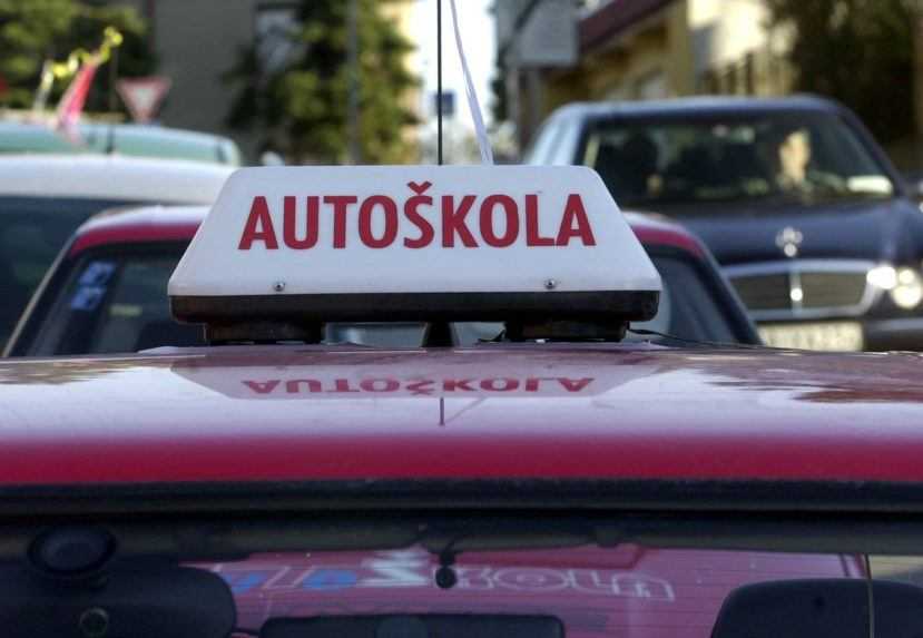 Praktickú výučbu v autoškolách po týždni pozastavili