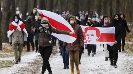 Bieloruská polícia prehľadáva domy novinárov. Chce odhaliť, kto financuje protivládne protesty