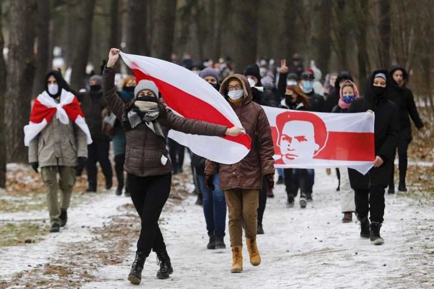 Bieloruská polícia prehľadáva domy novinárov. Chce odhaliť, kto financuje protivládne protesty