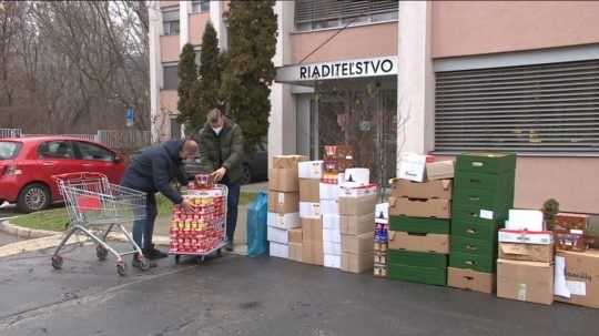 Džemy, zemiaky i mliečne výrobky. Potravinári potešili zdravotníkov nádielkou potravín