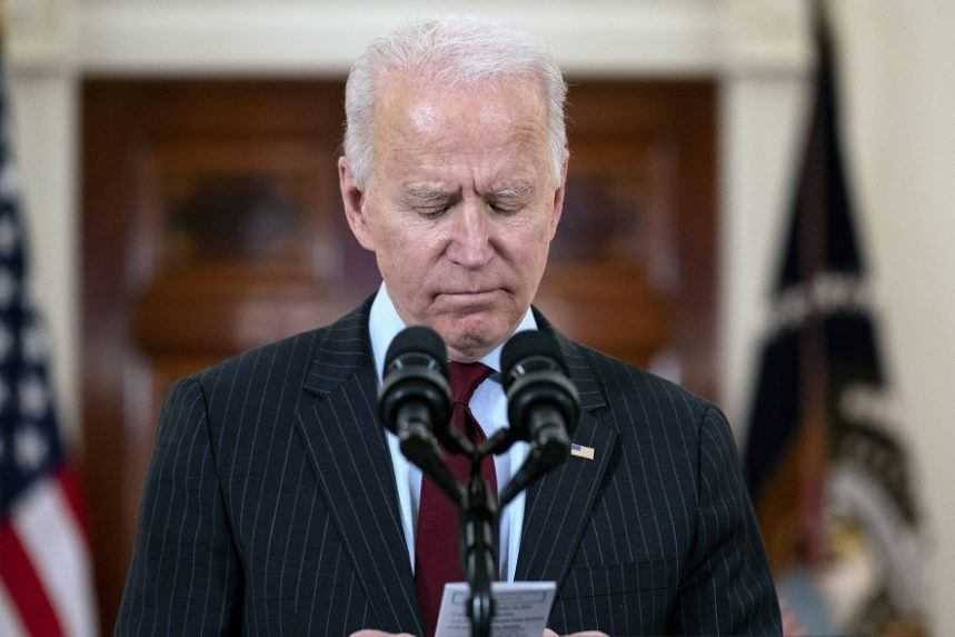 USA majú oficiálne viac ako pol milióna úmrtí na covid. Musíme bojovať spoločne, vyzval Biden