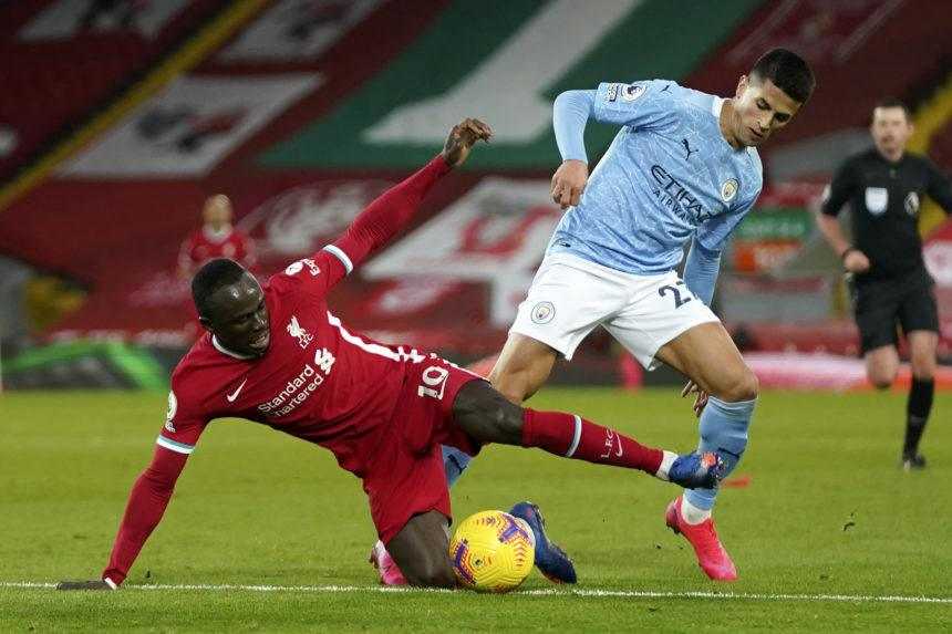 Futbalové kluby počas zimy minuli na nákup hráčov o polovicu menej peňazí ako pred rokom