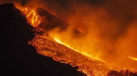 Sicílska sopka Etna opäť chrlila popol a lávu