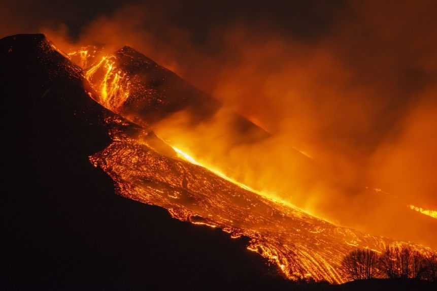 Sicílska sopka Etna opäť chrlila popol a lávu