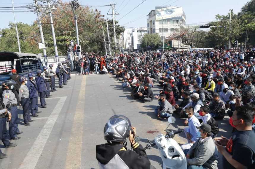 V Mjanmarsku sa opäť protestovalo, polícia zatkla desiatky demonštrantov