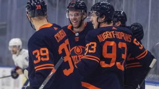 McDavid napodobnil Crosbyho, v NHL pokoril 500-bodovú métu