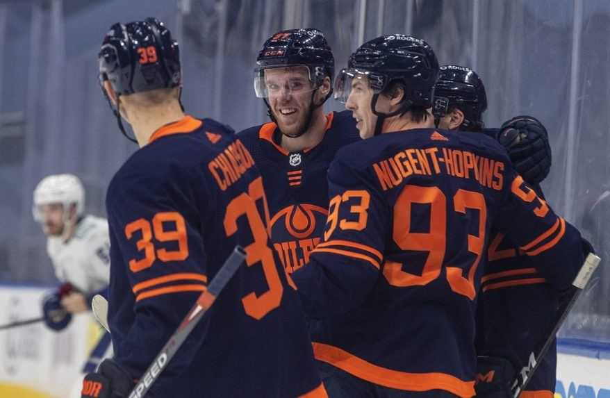 McDavid napodobnil Crosbyho, v NHL pokoril 500-bodovú métu