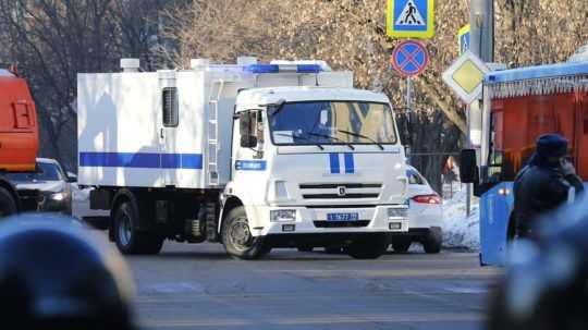 Okolie súdu, ktorý rozhodne o Navaľnom, obsadili ťažkoodenci, polícia zadržala najmenej 230 ľudí