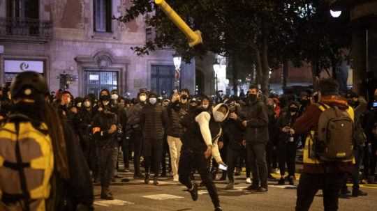 V Španielsku pokračovali násilné protesty proti uväzneniu kontroverzného rapera