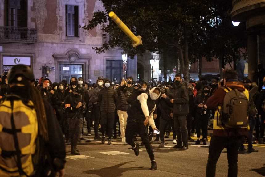 V Španielsku pokračovali násilné protesty proti uväzneniu kontroverzného rapera