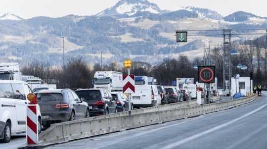 Berlín od prísnejších pravidiel na hraniciach neustúpil