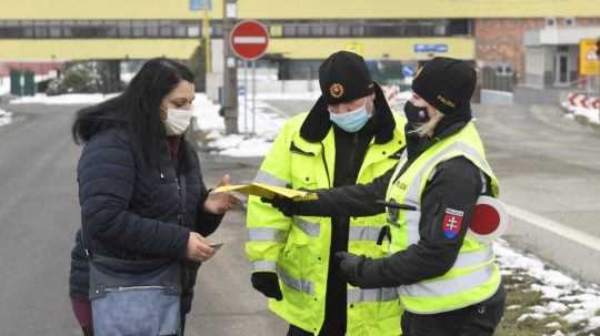 Polícia udelila v tomto roku takmer 15 000 pokút ľuďom, ktorí nedodržiavali opatrenia