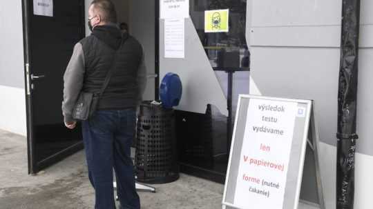 Bez elektriny ostáva naďalej zhruba 24 000 odberných miest, najviac v Rimavskej Sobote