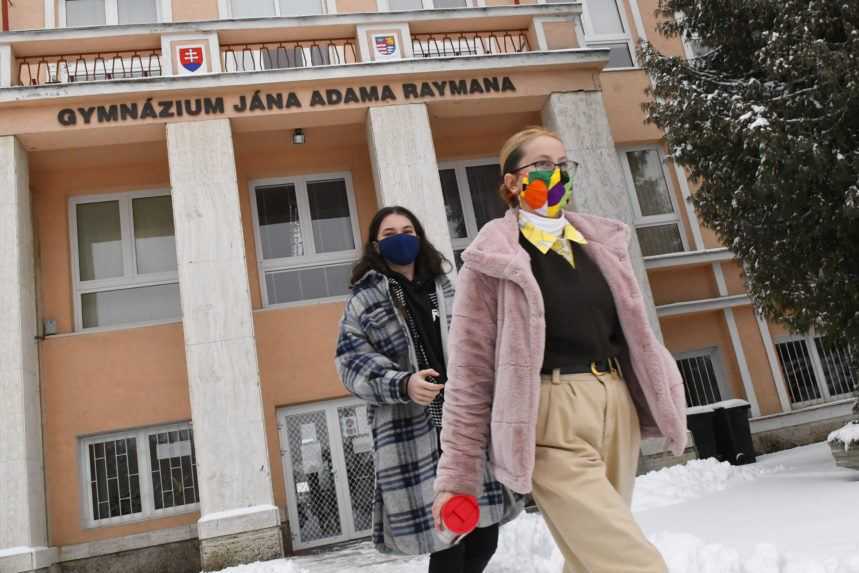 Mnohí maturanti pre zatvorené internáty dochádzajú do školy aj niekoľko hodín