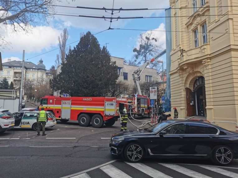 Na bratislavských Palisádach horelo, oheň zasiahol strechu školy