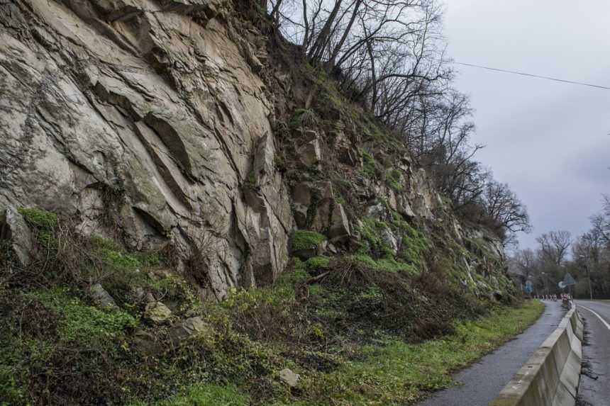 Mimoriadna situácia po zosuve brala na Orave. Na cestu sa zrútili tony skál