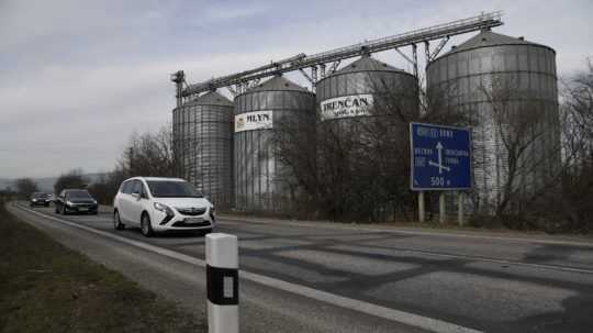 Panelová cesta pri Trenčíne by sa mala dočkať obnovy