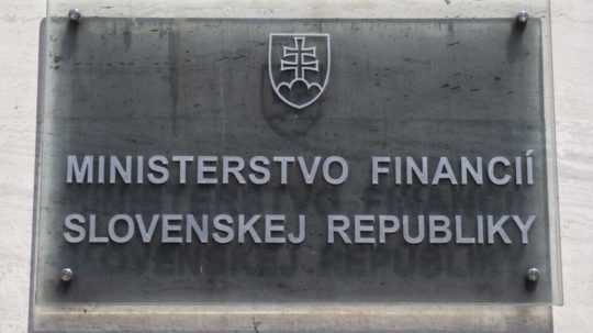 Na snímke tabuľa s nápisom ministerstvo financií SR