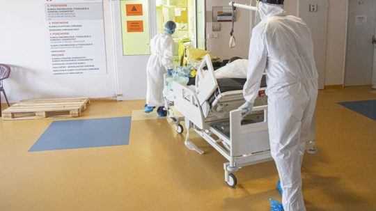 Počet hospitalizovaných klesol. Pribudlo takmer 2 000 nových prípadov covidu