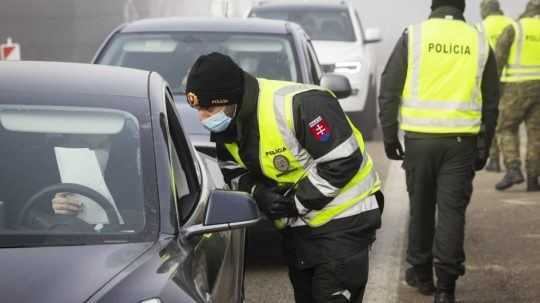 Polícia bude na hraniciach kontrolovať dodržiavanie opatrení