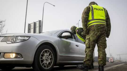 Opatrovateľky mali na hraniciach problém. Napriek výnimke ich policajt vyzýval, aby išli do karantény