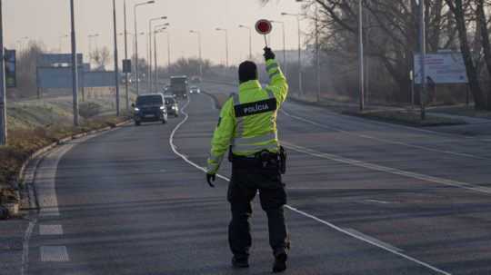 Na snímke policajt zastavuje vozidlo.