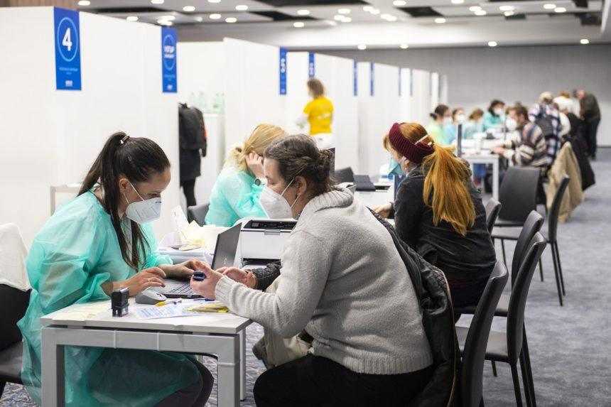 Na očkovanie sa už môžu prihlásiť aj ľudia vo veku najmenej 50 rokov