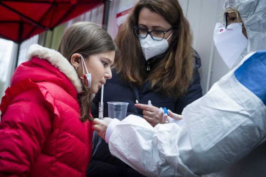 Počas víkendu sa bude možné testovať aj kloktacími testami, potvrdil Gröhling